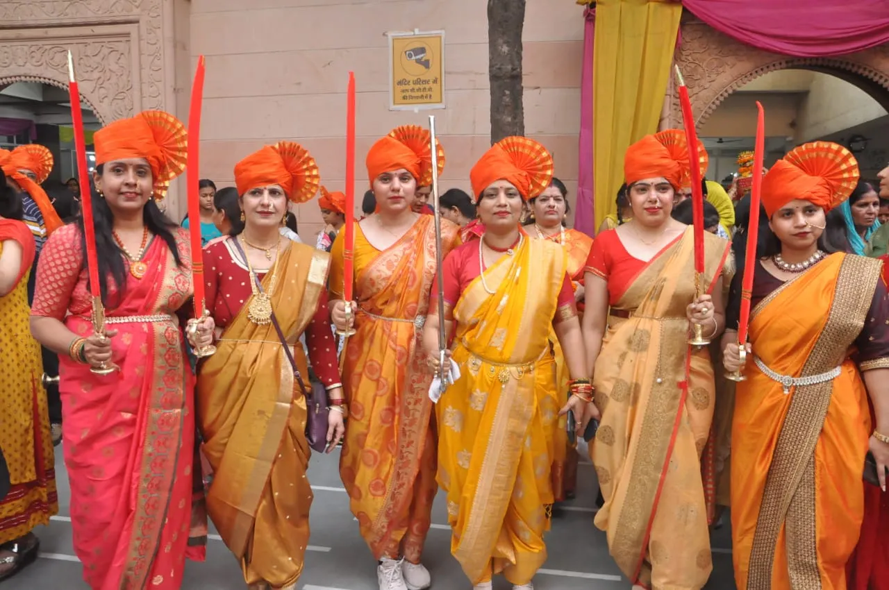 रानी दुर्गा के रूप में महिलाएं
