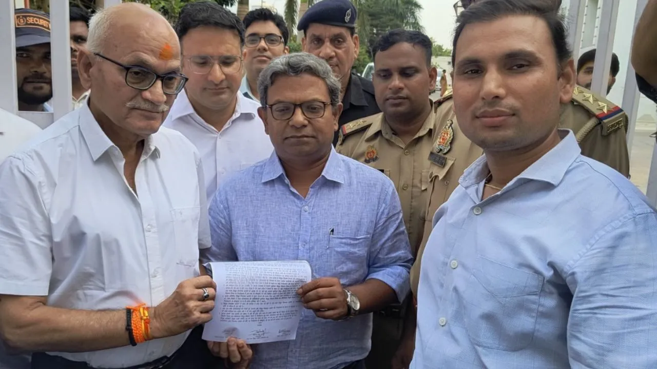 निजीकरण के खिलाफ प्रदर्शन करते बिजली कर्मचारी
