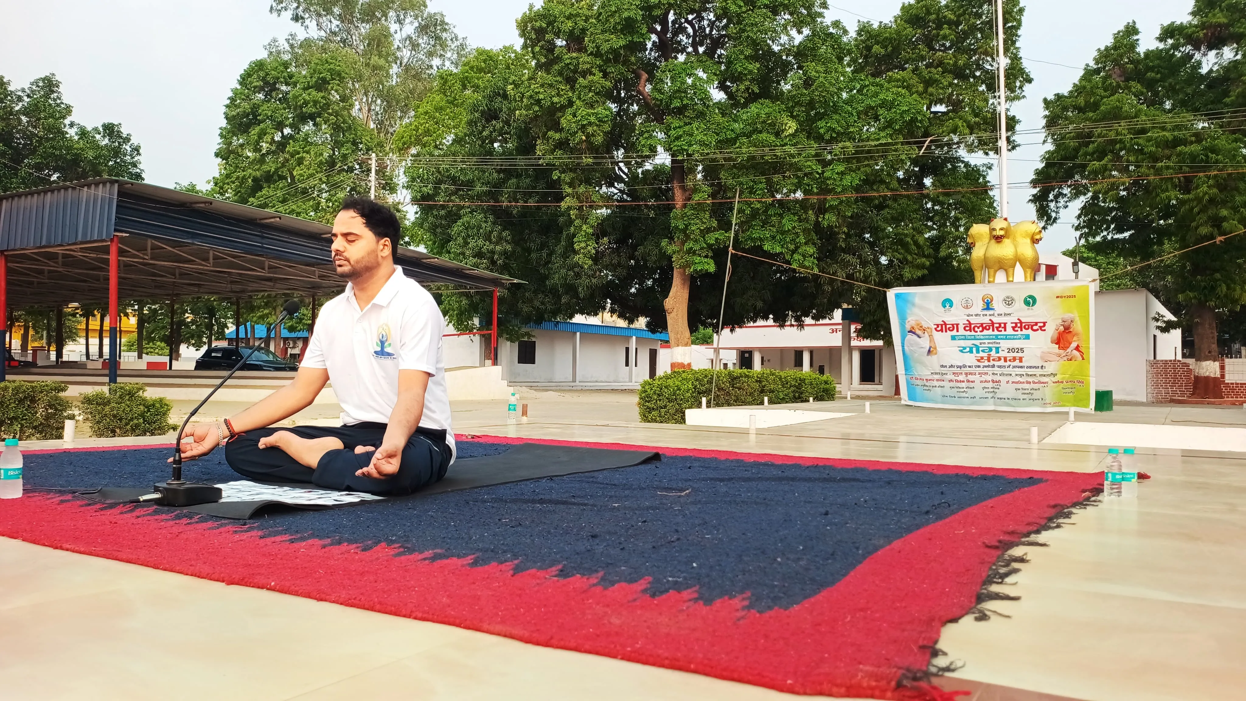   रिज़र्व पुलिस लाइन में पुलिस कर्मियों योग करते 