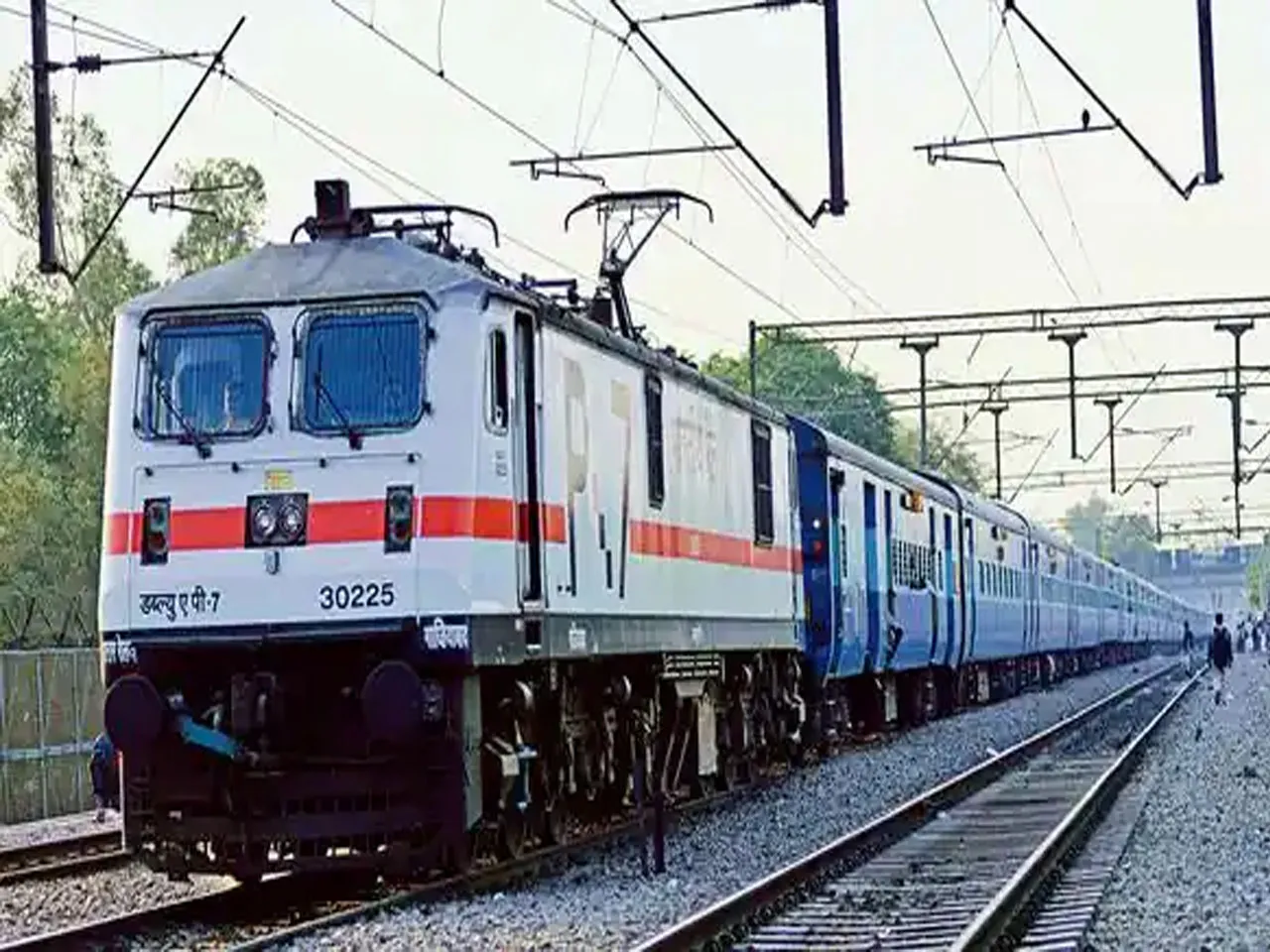 ভাড়া অবশেষে কমালো রেল দফতর