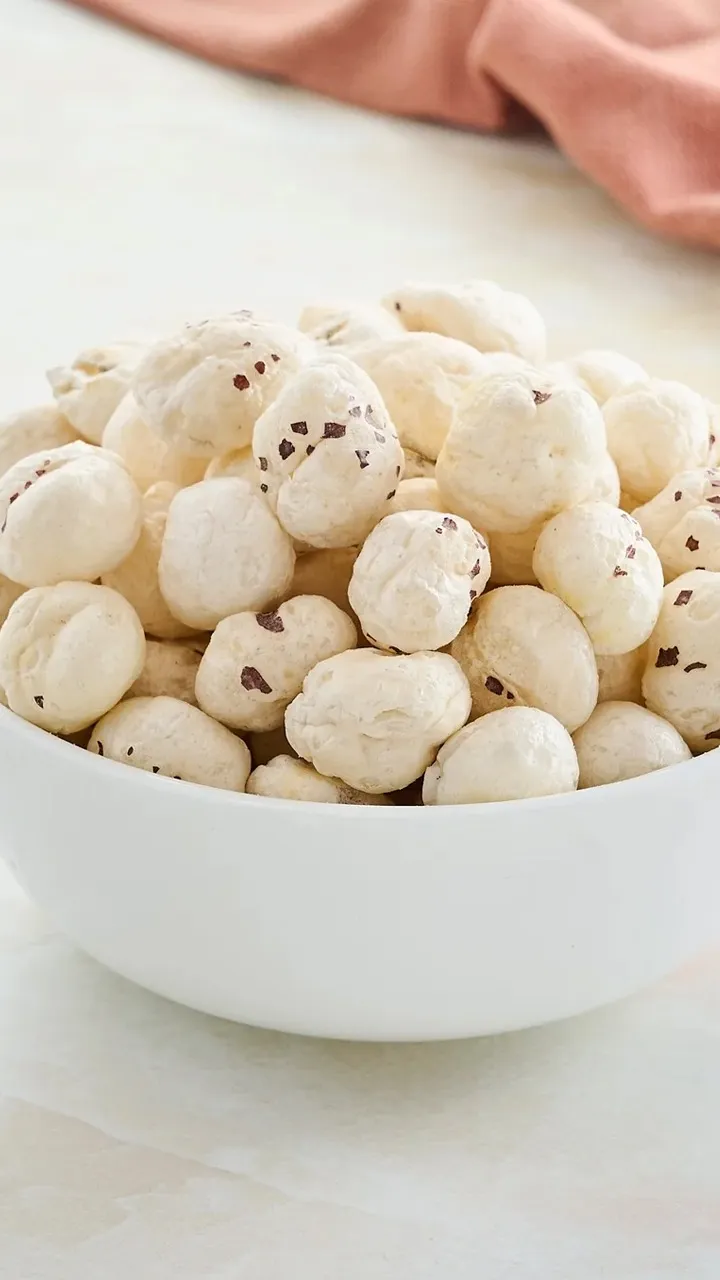 eating makhana