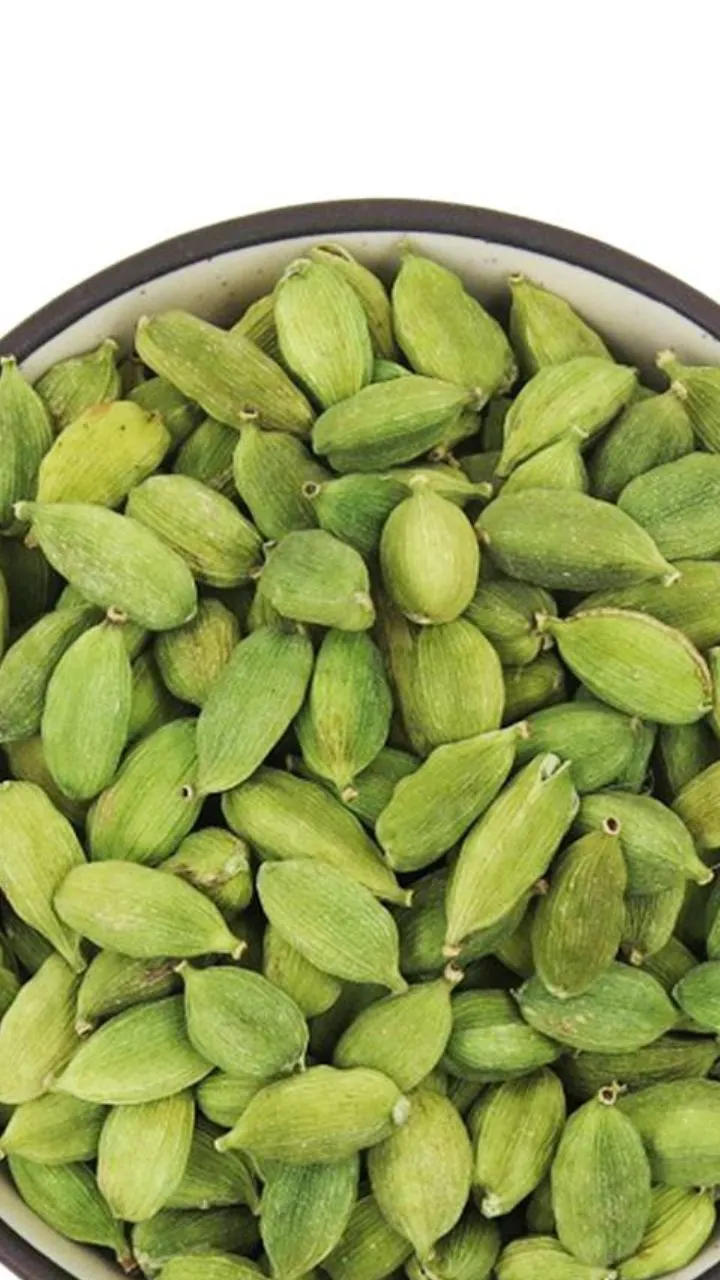 इस छोटी सी इलायची में छिपा है सेहत का राज, जानिए इसके अद्भुत फायदे!