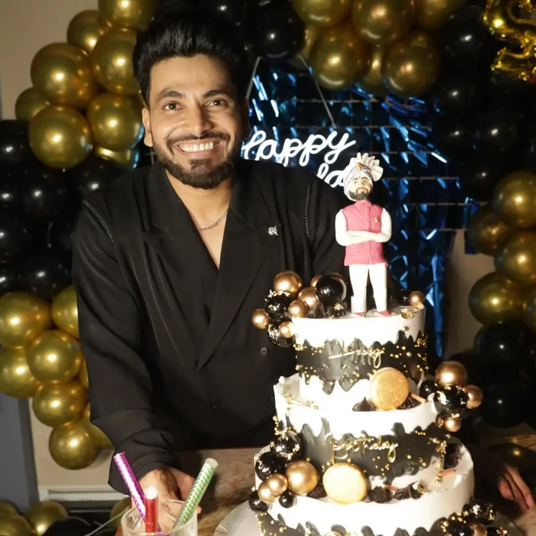 Shiv Thakare`s birthday celebration Pics: `बिग बॉस` फेम शिव ठाकरे ने  जन्मदिन मनाया धमाकेदार अंदाज में, वायरल हुई केक कटिंग सेरेमनी की तस्वीरें