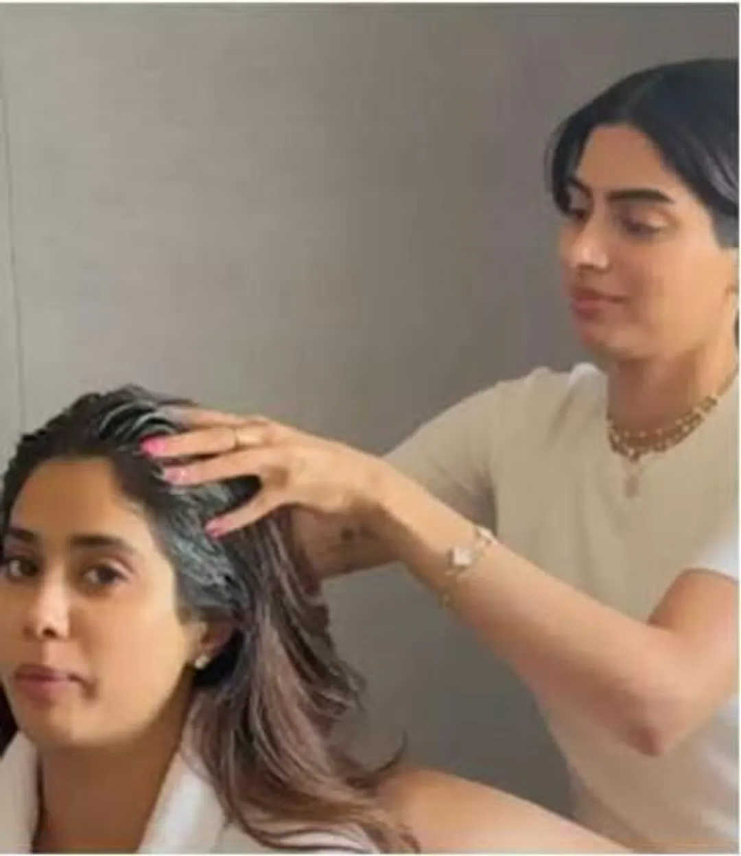 Janhvi & Khushi Share Sweet Sister Moment