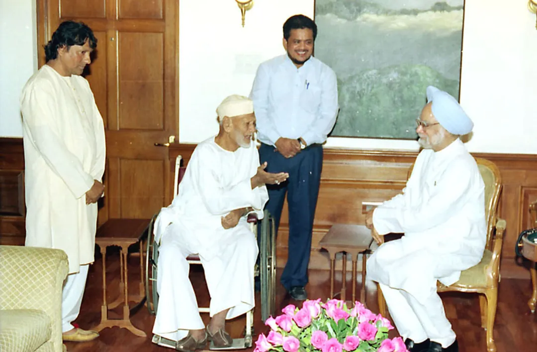 Shehnai_maestro_Ustad_Bismillah_Khan_calls_on_the_Prime_Minister_Dr._Manmohan_Singh,_in_New_Delhi_on_September
