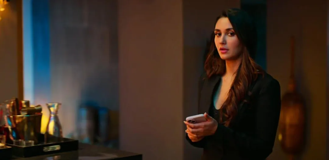 Saif Ali Khan and Nikita Dutta’s Sizzling Chemistry in Jewel Thief - The Heist Begins’ New Song Ilzaam (2)