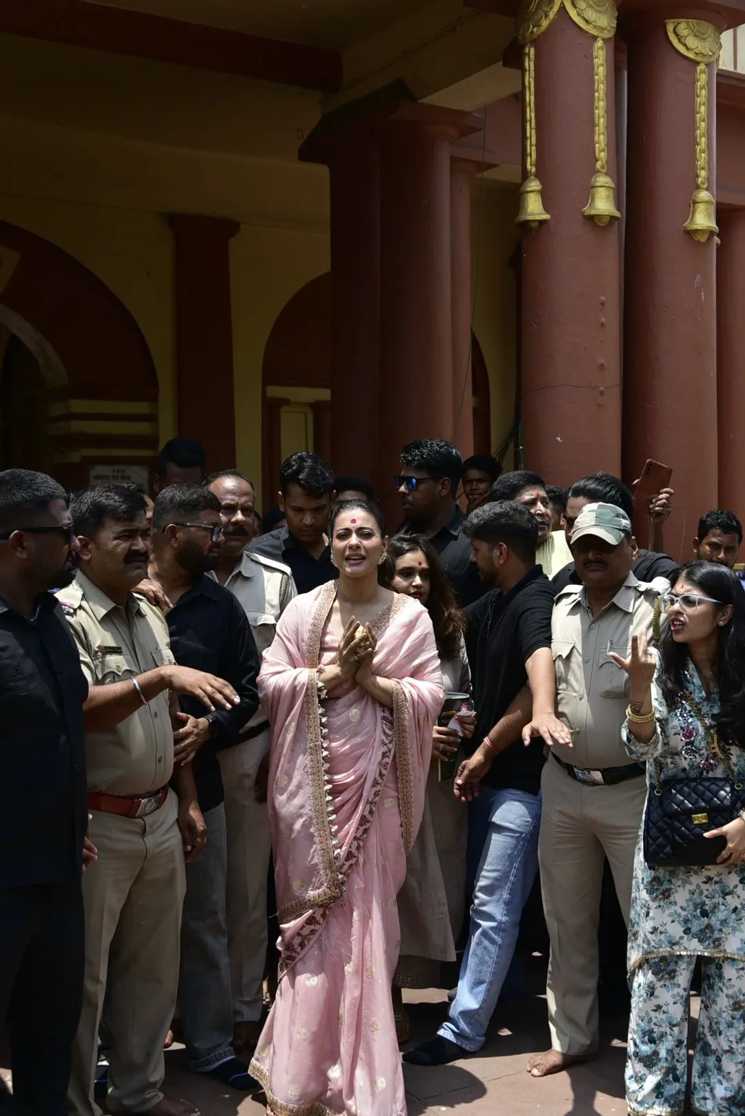 Kajol Visits Dakshineswar Kali Temple
