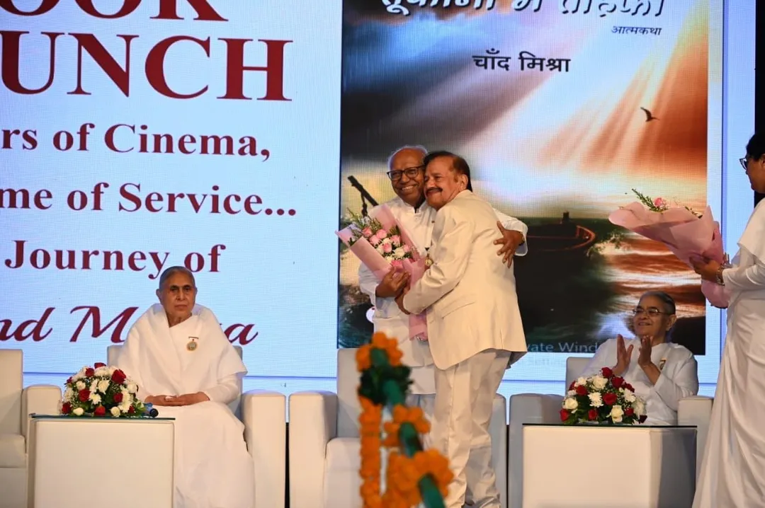 Chand Mishra unveiling his autobiography “Toofanon Mein Tohfa” at the release event