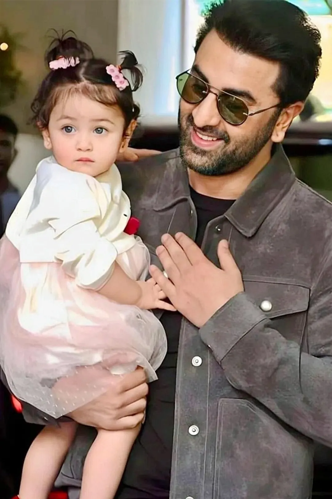 Alia Bhatt ANd Ranbir Kapoor present daughter Raha PHotos_1