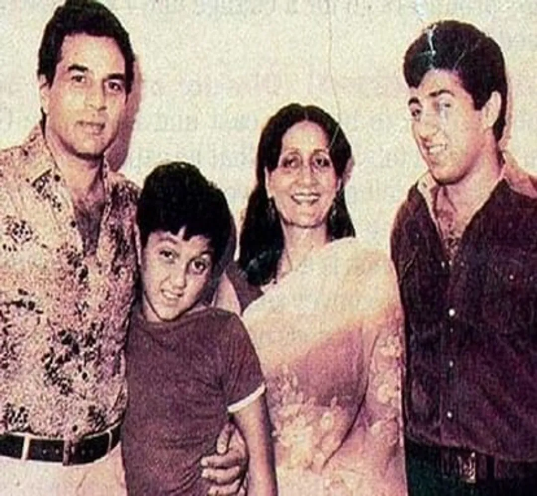 sunny-deol-bobby-deol-dharmendra-and-parkash-kaur_1508342319