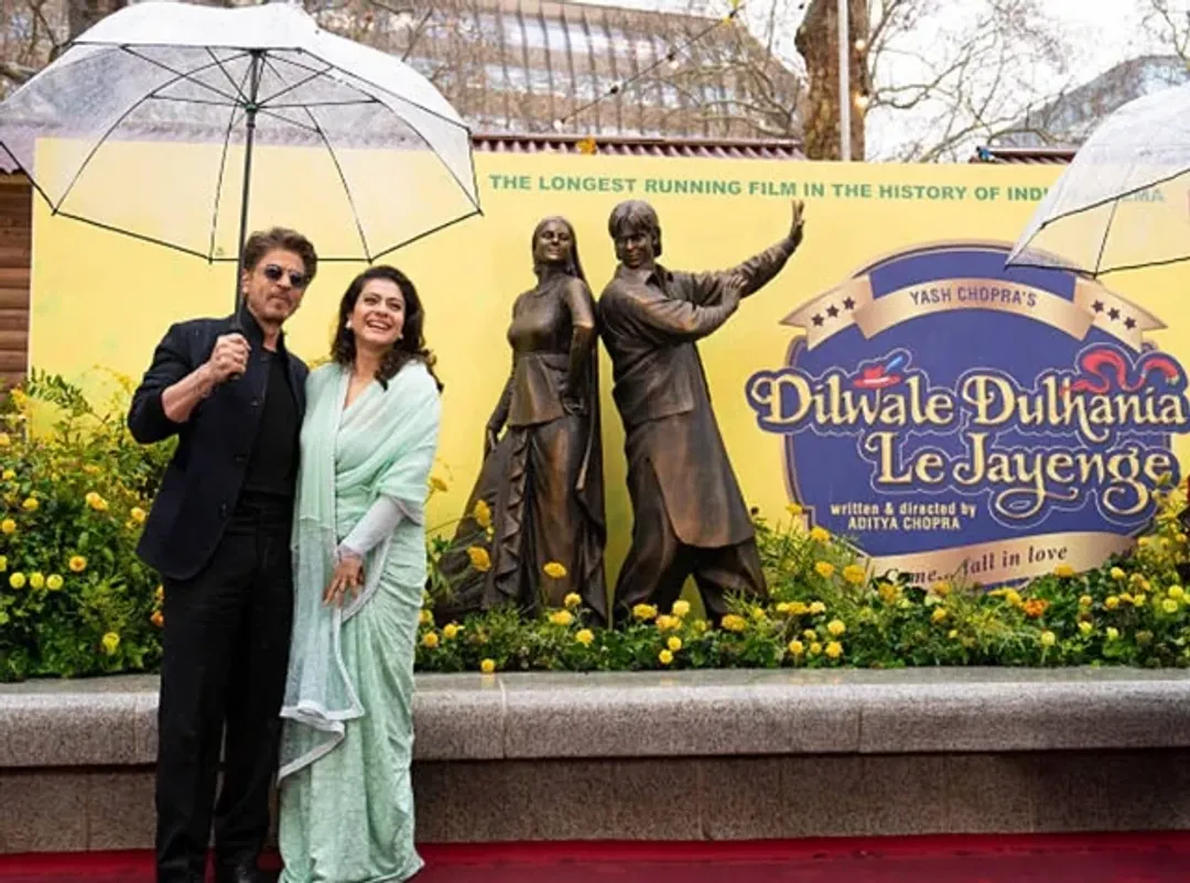 30-years-of-ddlj-srk-kajol-unveil-raj-simrans-bronze-statue-v0-l0jfhcyxa75g1