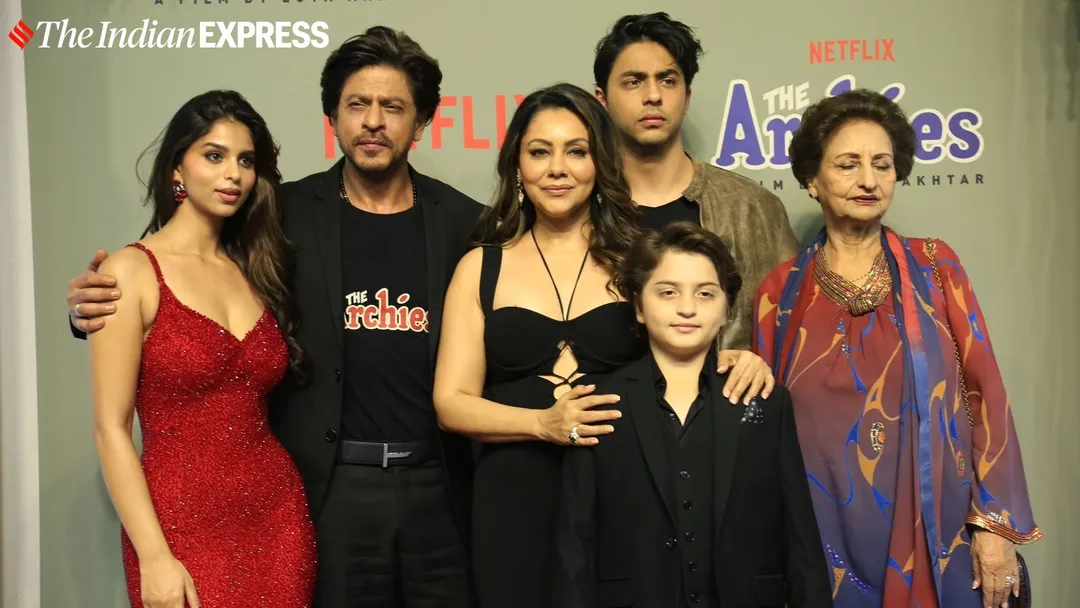 Shah Rukh Khan strikes a perfect pose with Gauri, Aryan, AbRam at daughter  Suhana's The Archies premiere. See pics, videos | Bollywood News - The  Indian Express