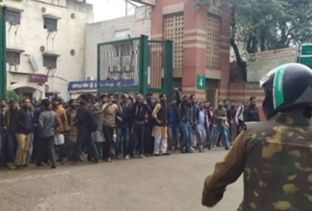 Caa 2019 Social Media User Criticize Shah Rukh Khan For Jamia Millia Islamia  Protest - Entertainment News: Amar Ujala - जामिया के पूर्व छात्र होने पर  सोशल मीडिया यूजर्स के निशाने पर