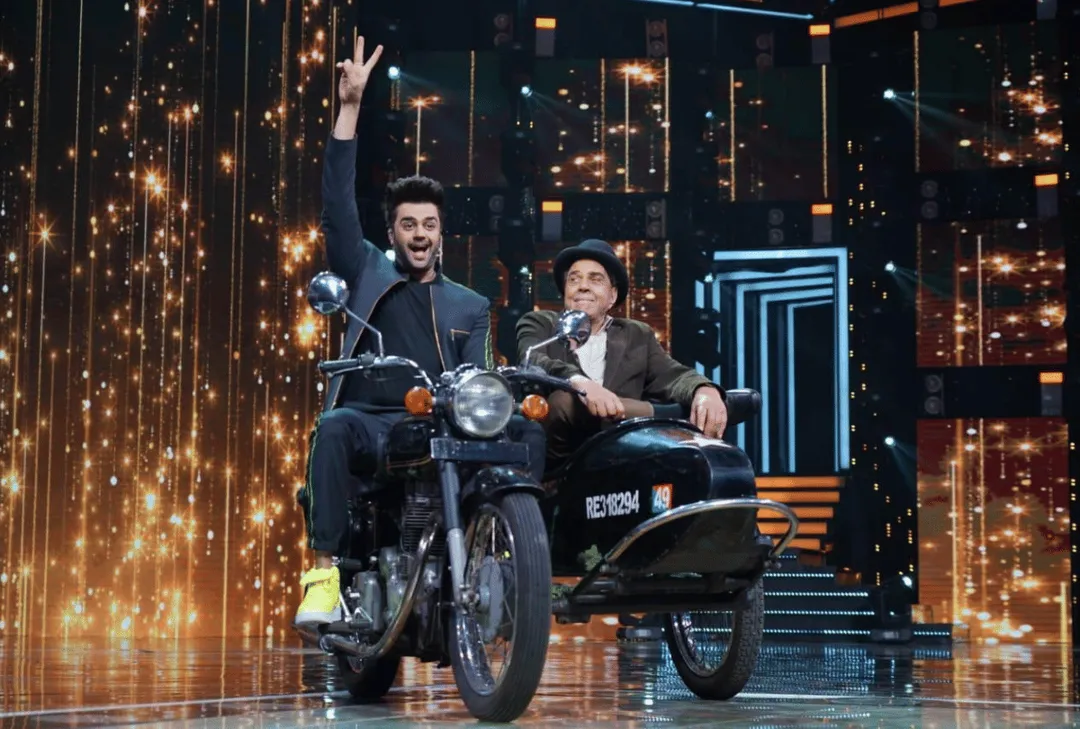 Dharmendra Perform With Manish Paul Sholay Song Yeh Dosti Hum Nahi Todenge  - Entertainment News: Amar Ujala - 45 साल बाद भी कायम है शोले के वीरू का  जलवा, स्कूटर पर बैठते