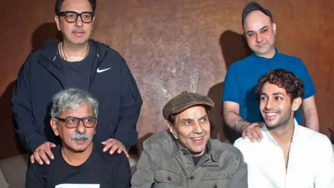 Ikkis: Dharmendra and Amitabh Bachchan's grandson Agastya Nanda to star in  Sriram Raghavan's war-drama | Bollywood News – India TV