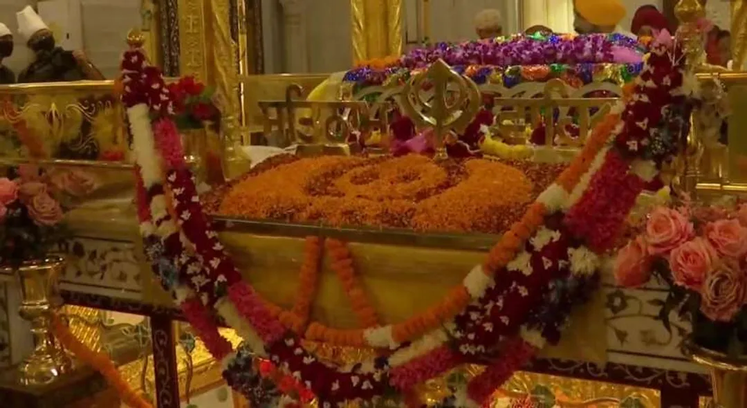 Guru Nanak Jayanti 2022: Gurudwara Bangla Sahib, Sis Ganj Sahib and others  illuminate on Gurpurab | Photos