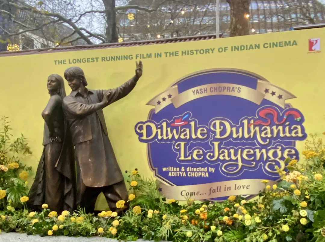 DDLJ' At 30: Shah Rukh Khan & Kajol Inaugurate Raj-Simran's Bronze  Sculpture in London | Filme Shilmy
