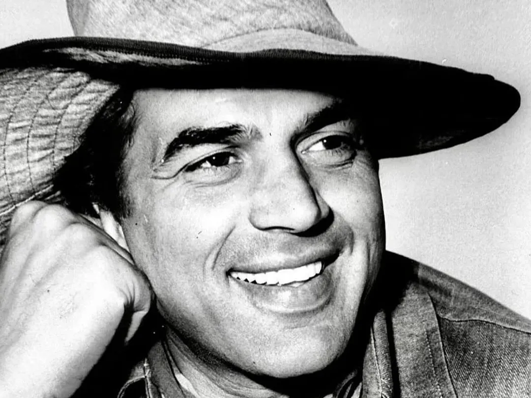Dharmendra dies at 89: Bollywood mourns, stars gather at crematorium