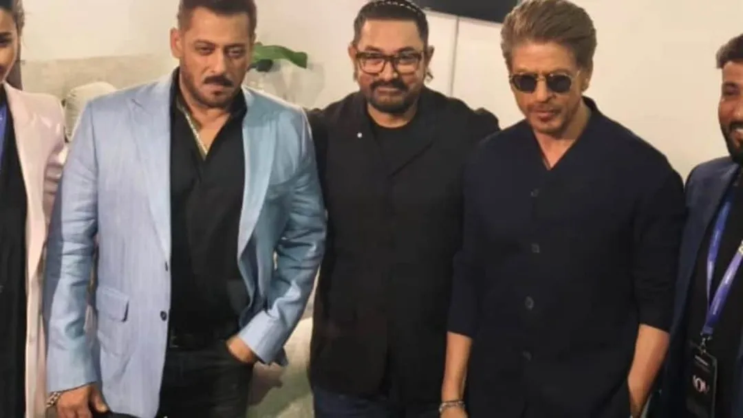 Aamir Khan Calls Himself 'Reluctant Star,' Shah Rukh And Salman React As Three  Khans Grace Joy Forum 2025 Together | Bollywood News - News18
