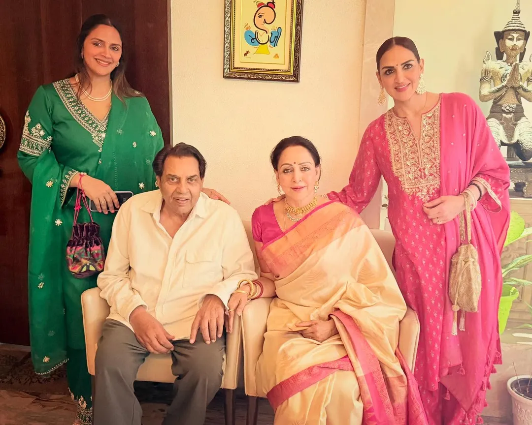 2 Wives, 6 Children, 3 Daughters-In-Law, 13 Grandkids: Inside Dharmendra's  Big Family