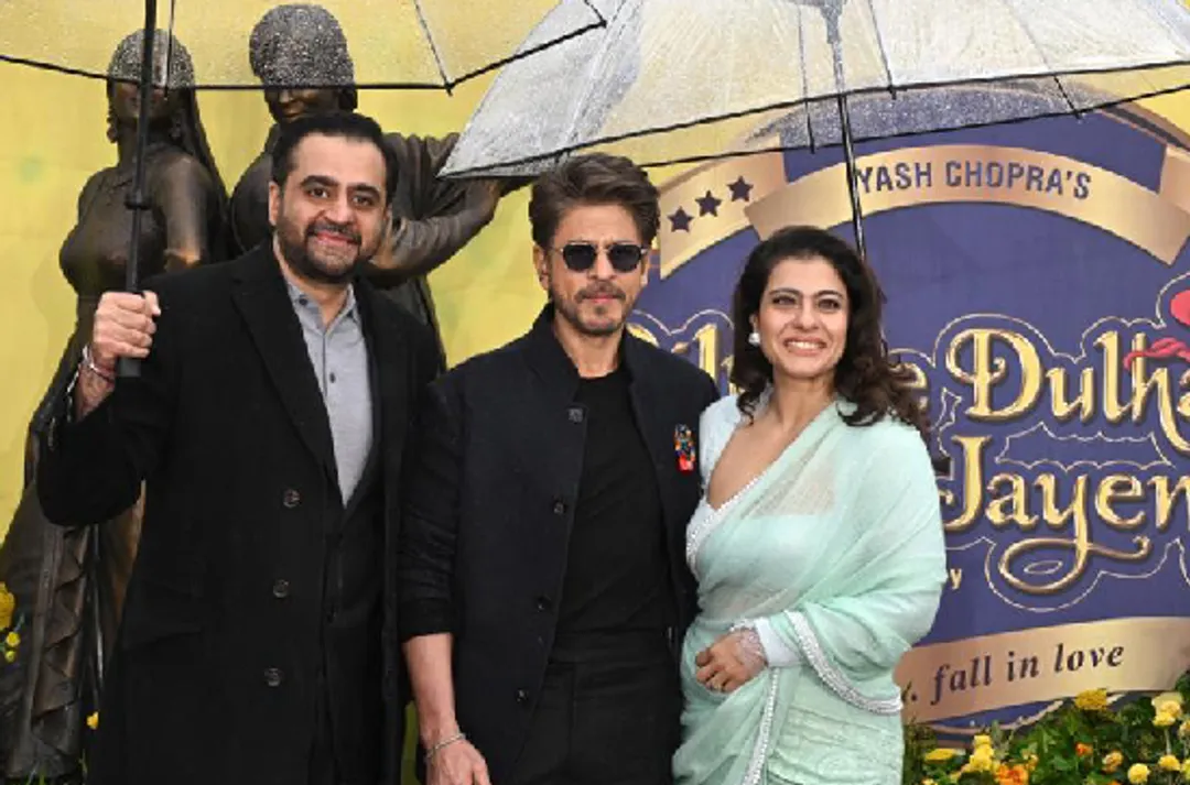 Shah Rukh Khan & Kajol Unveil Raj-Simran Statue in London's Leicester  Square for DDLJ 30th Anniversary