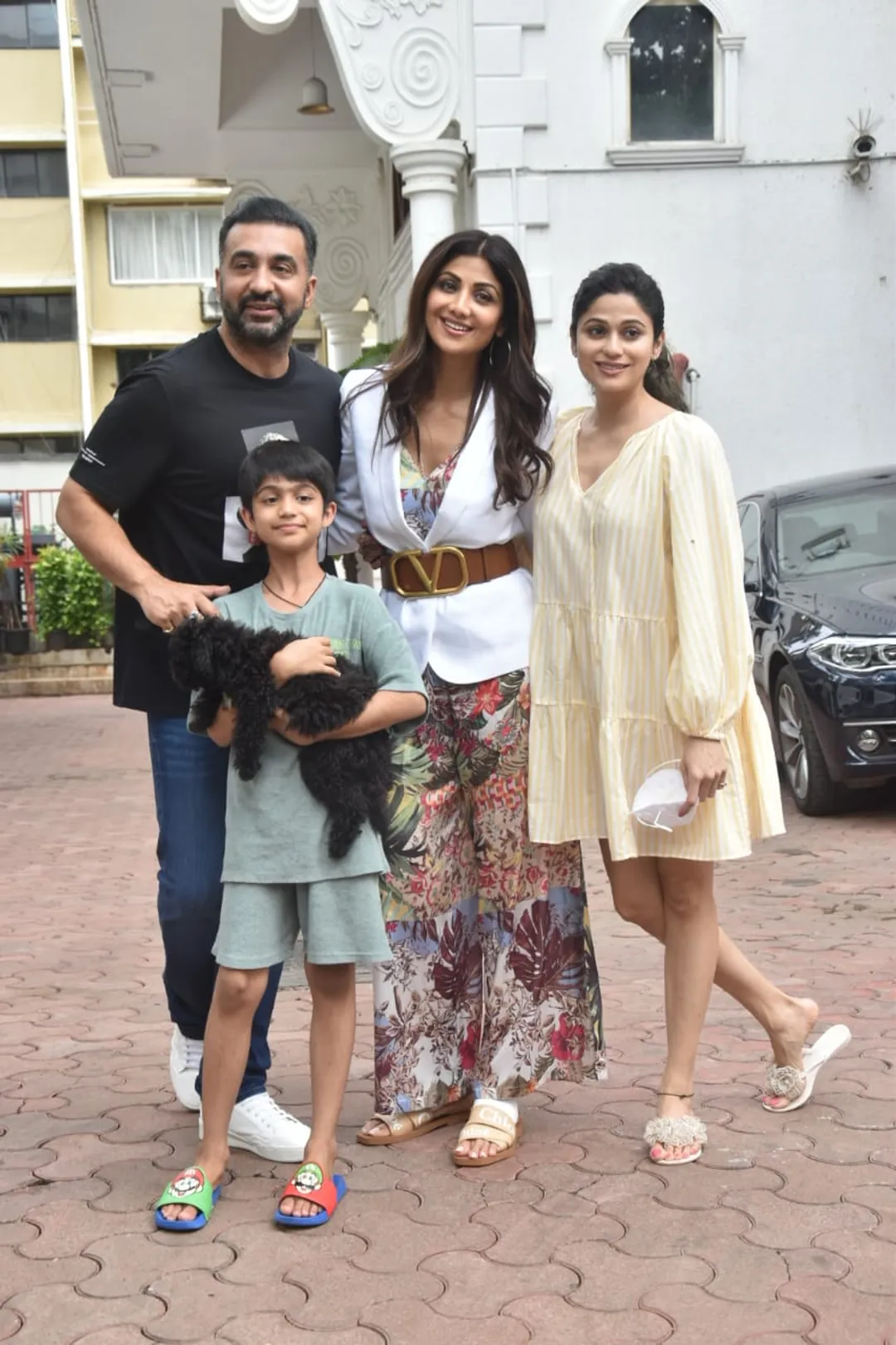 Shilpa Shetty cuts birthday cake with family and paparazzi outside Mumbai  home. See pics - India Today