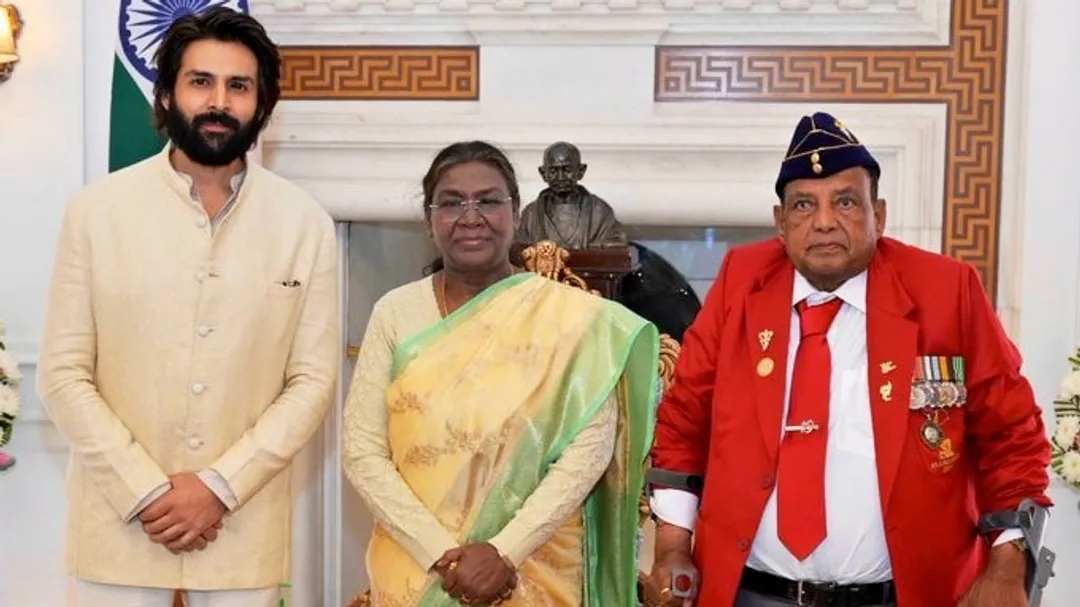 Watch: Kartik Aaryan applauds Murlikant Petkar as he's conferred with  Arjuna Award - India Today