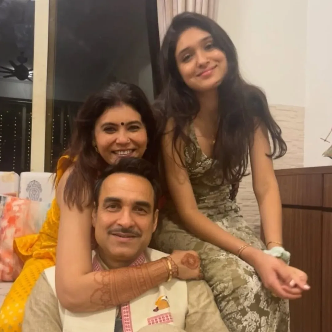 Pankaj Tripathi and wife Mridula Tripathi launch Roopkatha Rangmanch with  daughter Aashi in Lailaaj musical comedy - India Today