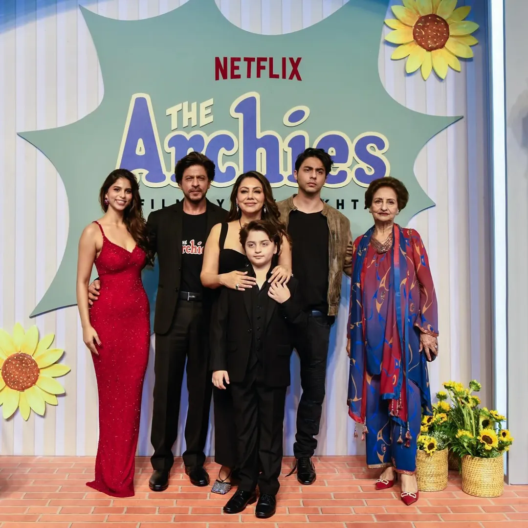 Shah Rukh Khan wears 'The Archies' T-shirt to cheer for Suhana at special  screening - India Today