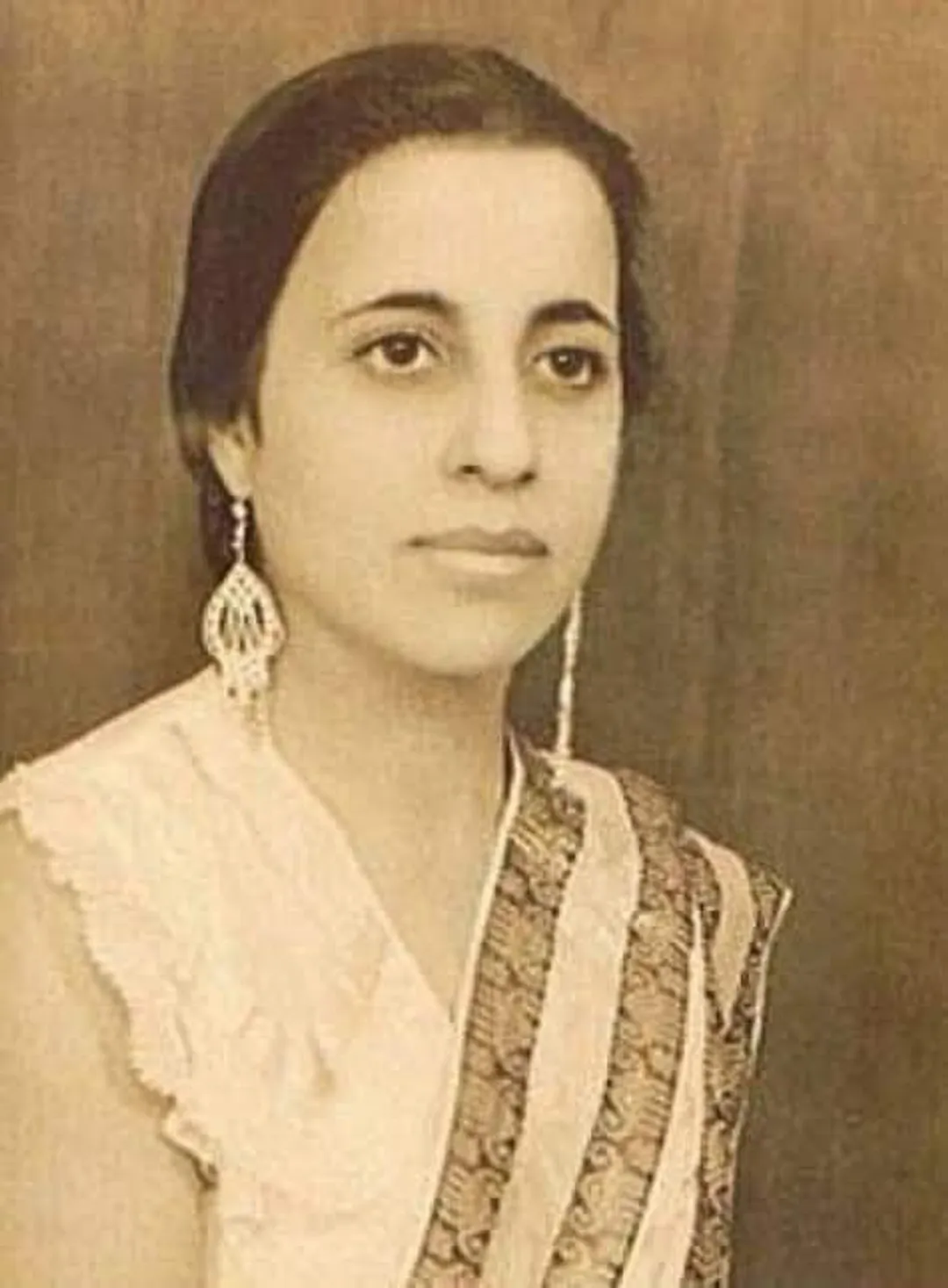 "Teji Bachchan, mother of the great  Indian film star @SrBachchan Mr Amitabh Bachchan, at her residence in  Lyallpur (Now Faisalabad) Pakistan. Teji was Born into a Punjabi Amitabh Bachchan 83rd birthday celebration