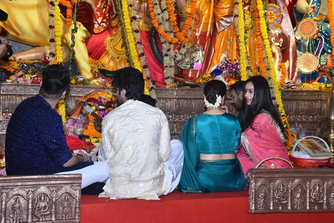 Kajol also performed puja with her family and was seen chatting with her daughter Nysa.