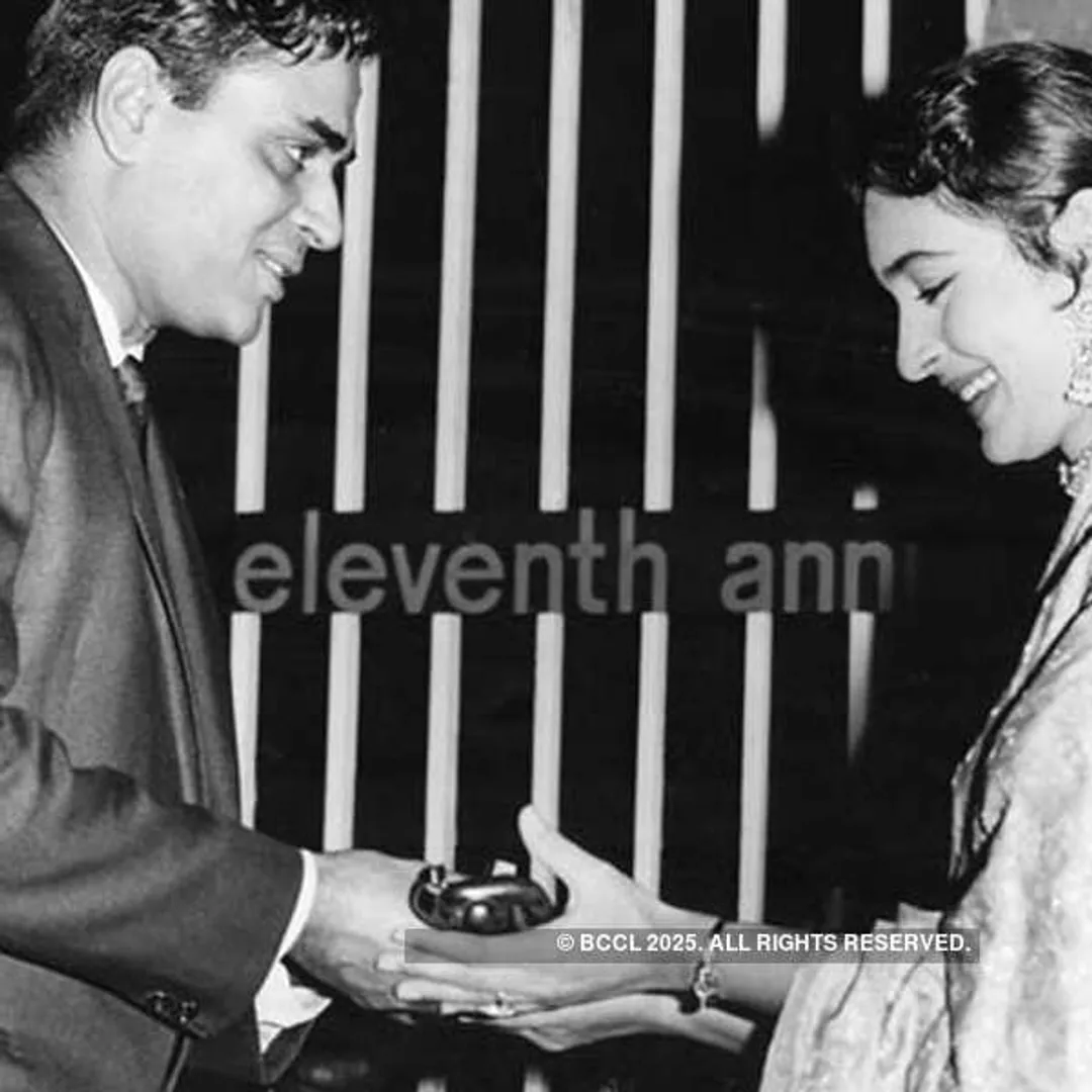 1955 Filmfare Awards: Bollywood actress Kamini Kaushal receives the Best  Actress Award for her performance in 'Biraj Bahu' from Maharashtra Chief  Minister, Morarji Desai.