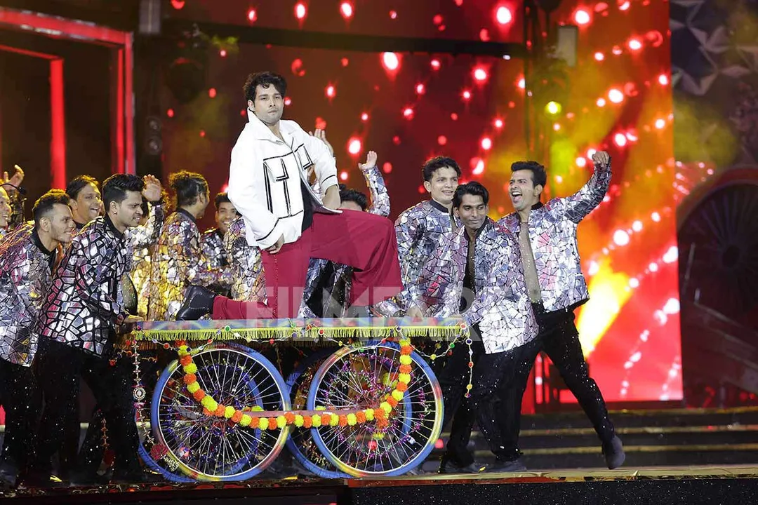 Siddhant Chaturvedi's Electrifying Tribute Lights Up The 70th Hyundai  Filmfare Awards 2025 | Filmfare.com
