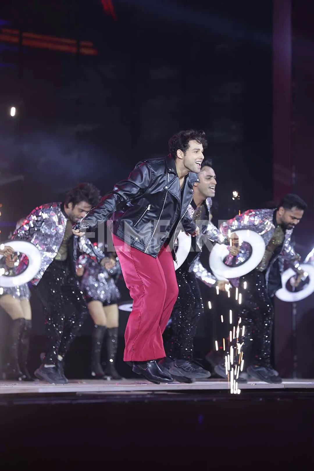 Siddhant Chaturvedi's Electrifying Tribute Lights Up The 70th Hyundai  Filmfare Awards 2025 | Filmfare.com