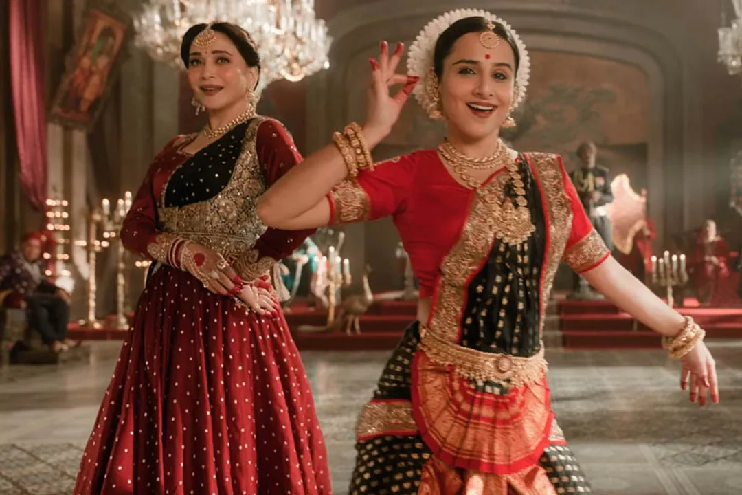 Ami Je Tomar 3.0 | Vidya Balan gracefully recovers from a fall on stage  while dancing to Ami Je Tomar 3.0 with Madhuri Dixit - Telegraph India