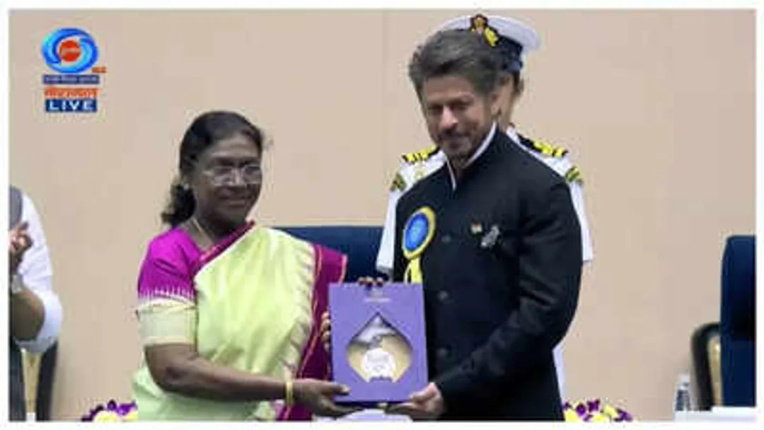 National Film Awards 2025: Shah Rukh Khan takes a bow, blows kisses as he  receives Best Actor in a Leading Role for 'Jawan' - WATCH | - The Times of  India