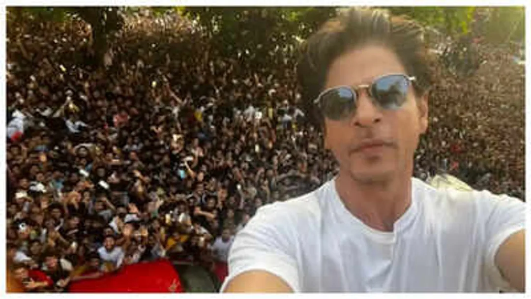 Shah Rukh Khan's 60th birthday: Fans gather outside Mannat for superstar's  midnight appearance; Karan Johar, Farah Khan head to Alibaug | - The Times  of India