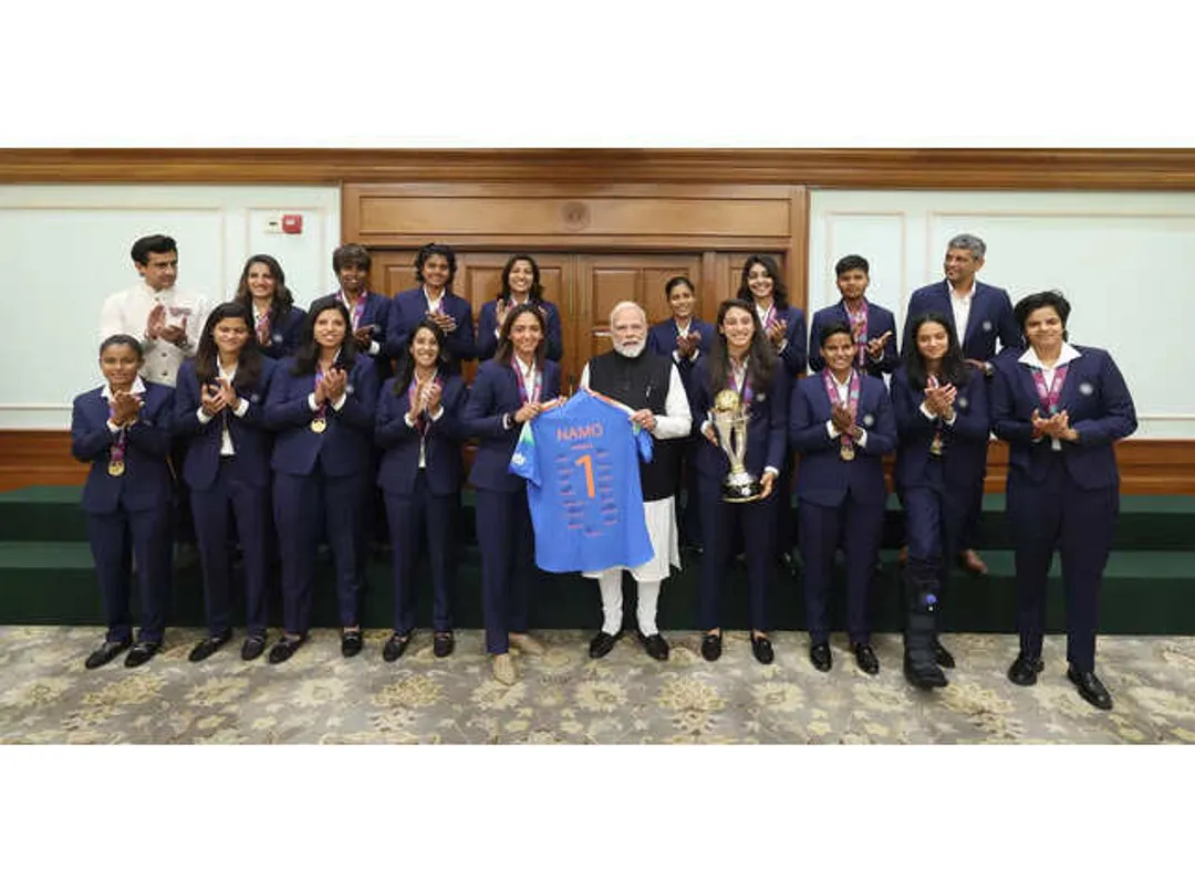 PM Modi meets India's World Cup-winning women's cricket team; hails their  'inspiring' victory - The Economic Times