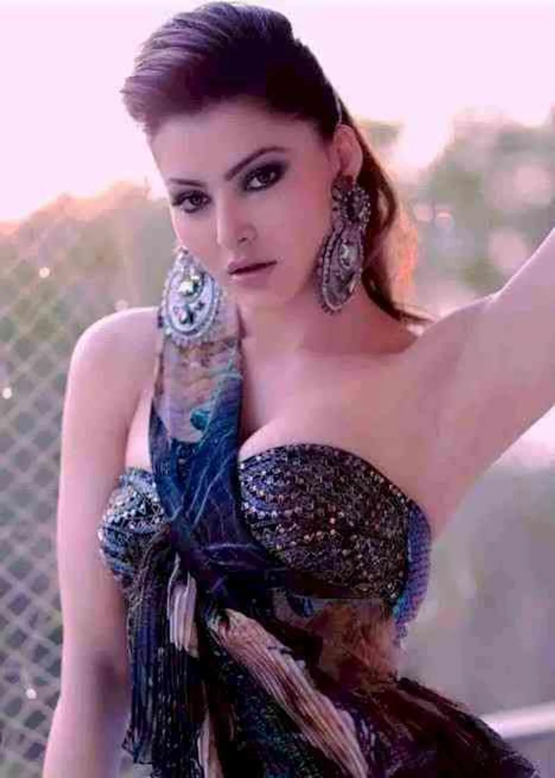 Urvashi Rautela becomes the first and youngest Indian actress to have three  songs nearing 3 billions views on YouTube