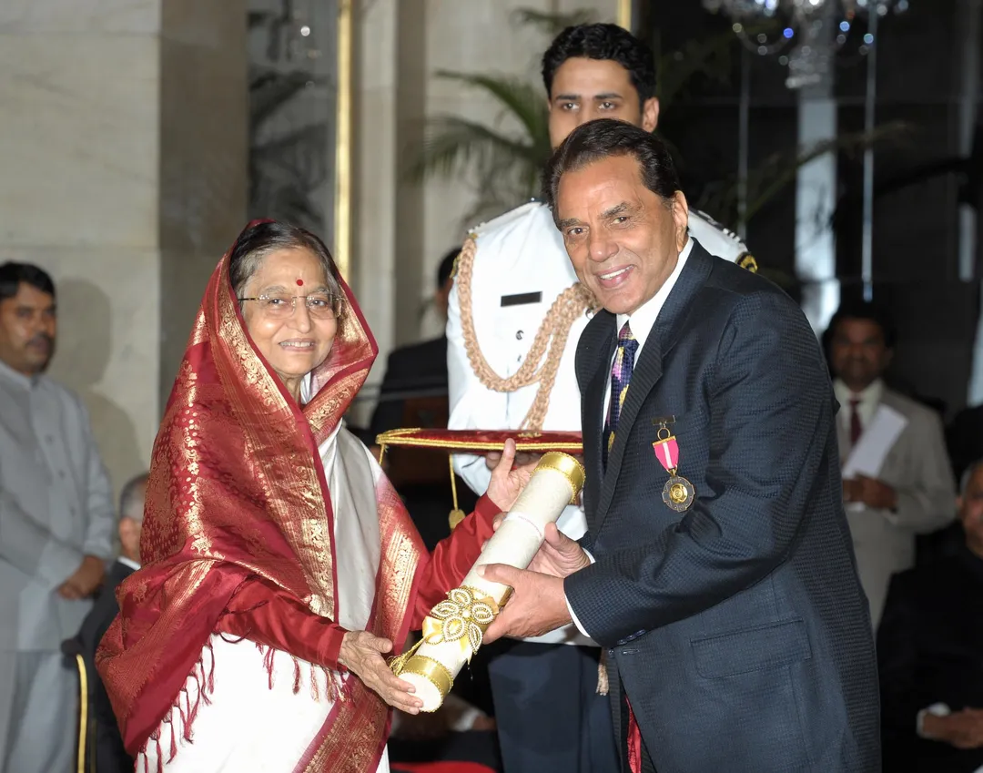 File:The President, Smt. Pratibha Devisingh Patil presenting the Padma  Bhushan Award to Shri Dharmendra Deol, at an Investiture Ceremony-II, at  Rashtrapati Bhavan, in New Delhi on April 04, 2012.jpg - Wikimedia Commons
