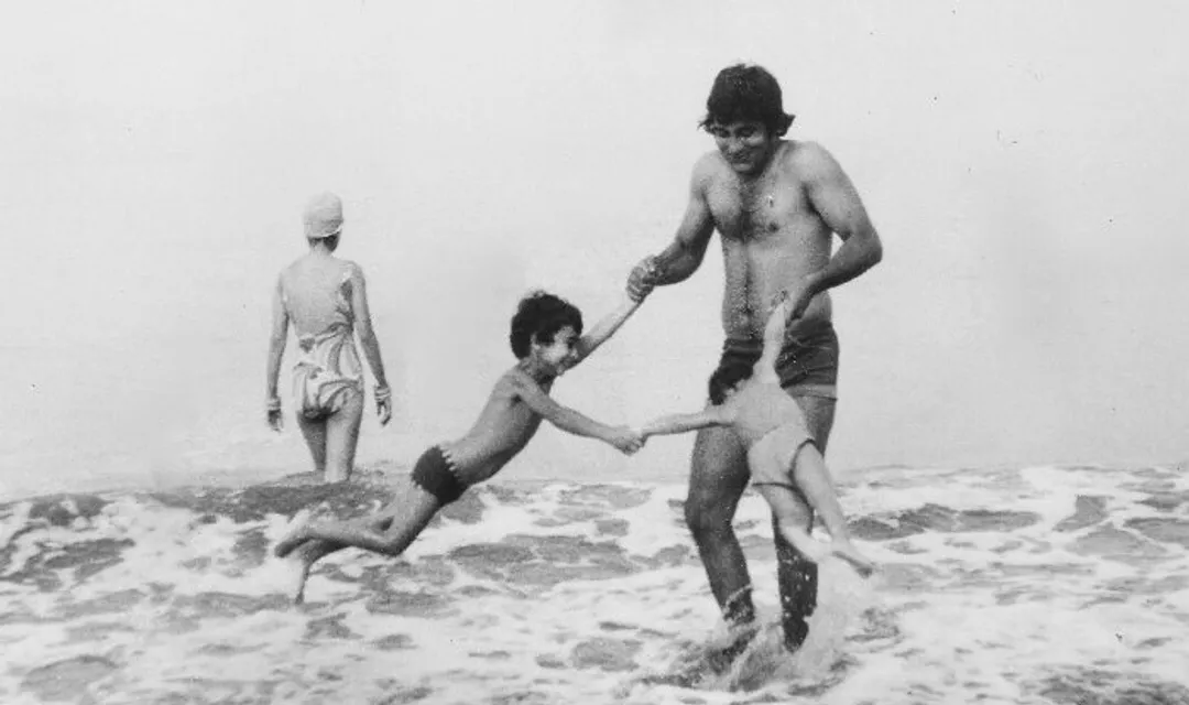 After Vinod Khanna's death, son Rahul Khanna goes down the memory lane;  shares old picture with his father! | India.com