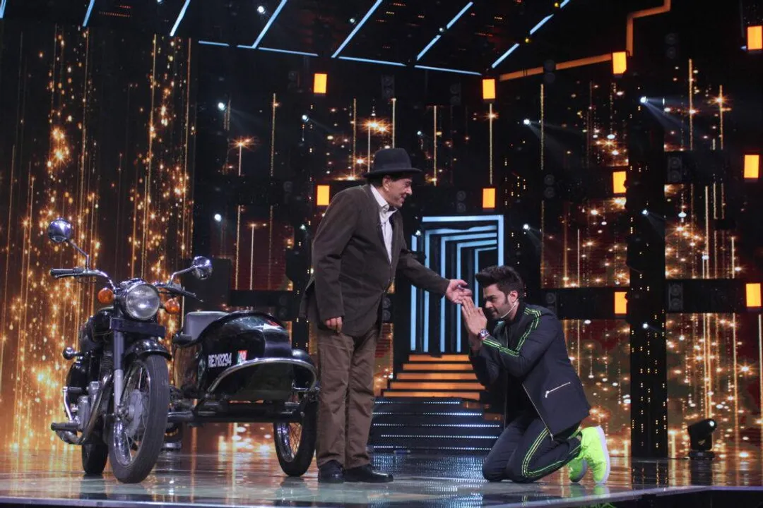 Sa Re Ga Ma Pa Li'l Champs: Maniesh Paul recreates Jai Veeru scene with  Dharmendra