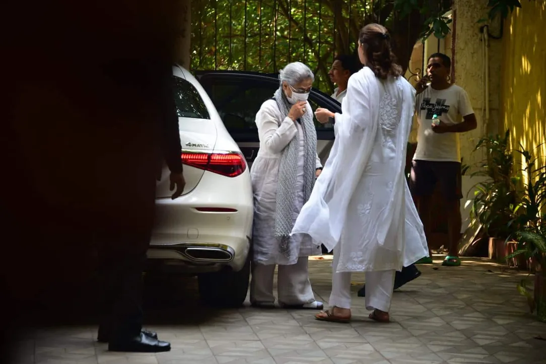 बॉलीवुड की दिग्गज एक्ट्रेस जया बच्चन अपनी बेटी के साथ संजय खान के घर पहुंची. उन्होंने फेस पर मास्क लगाया था.