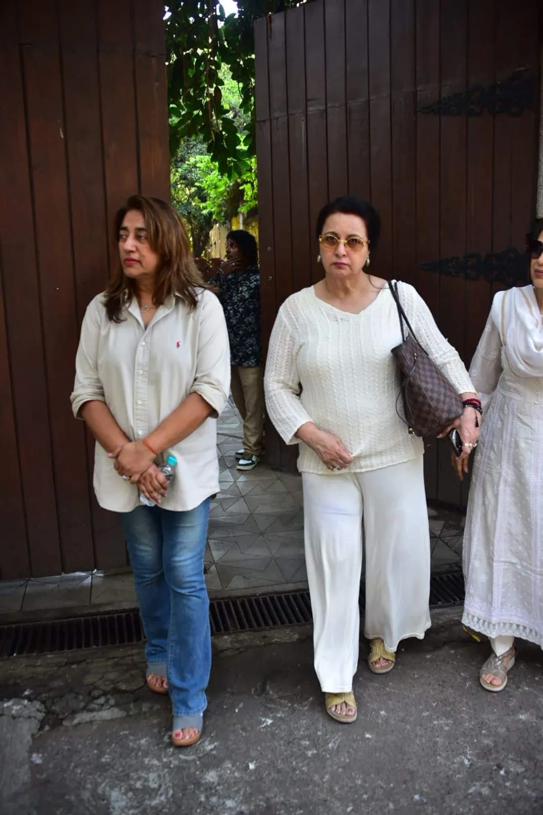 बॉलीवुड के दिग्गज एक्ट्रेस पूनम ढिल्लों एक्टर संजय खान के घर उनकी पत्नी जरीन खान के अंतिम दर्शन करने के लिए पहुंची.