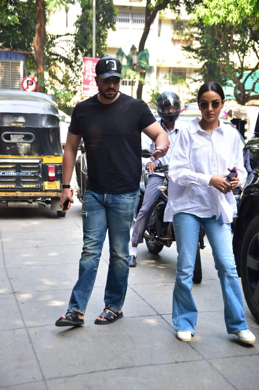 एक्टर अली गोनी भी अपनी गर्लफ्रेंड और एक्ट्रेस जैस्मिन भसीन संग संजय खान के घर पहुंचे. दोनों जायद और सुजैन के करीबी दोस्त हैं.