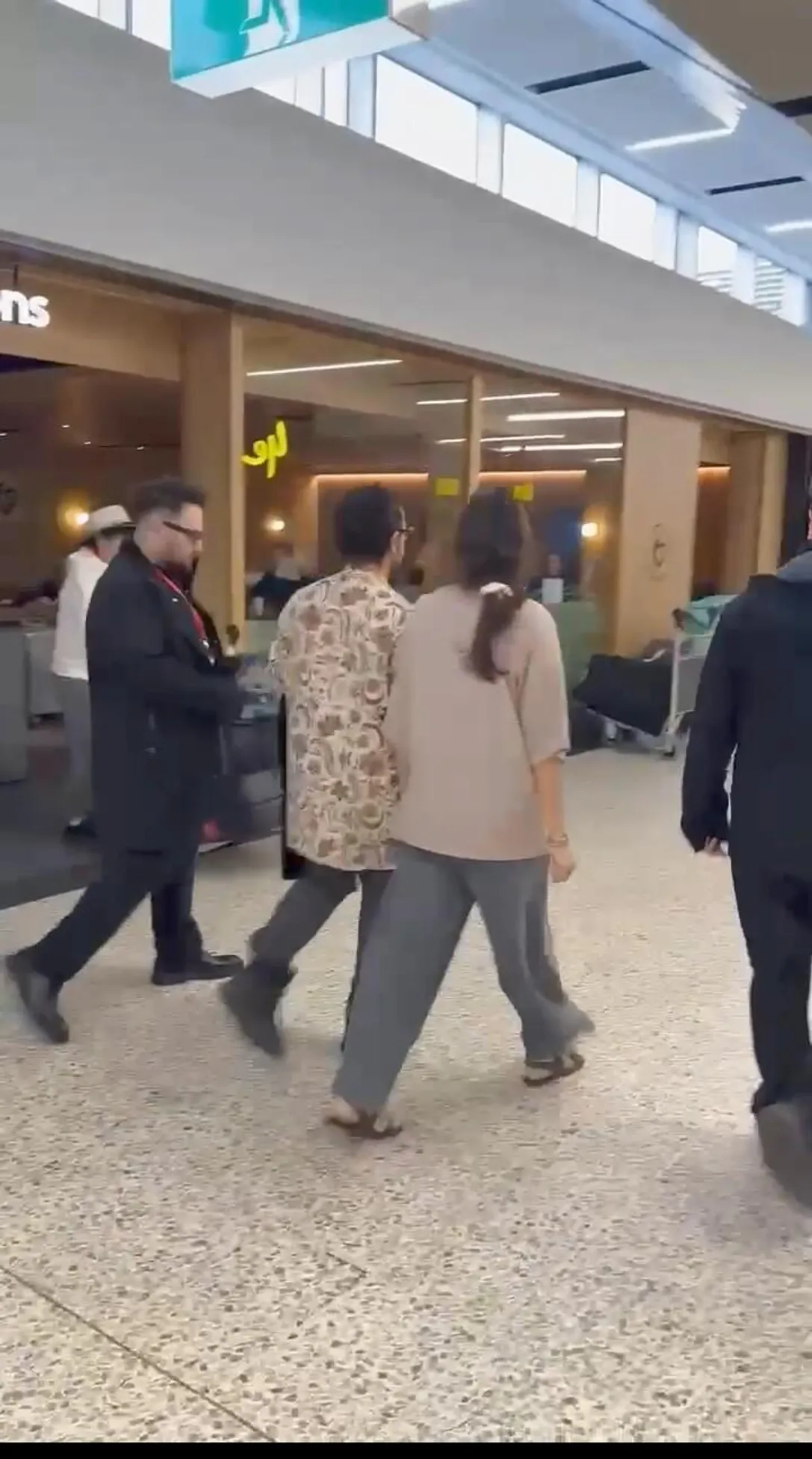 Aamir Khan Arrives in Melbourne with Director Gauri Shinde (3)
