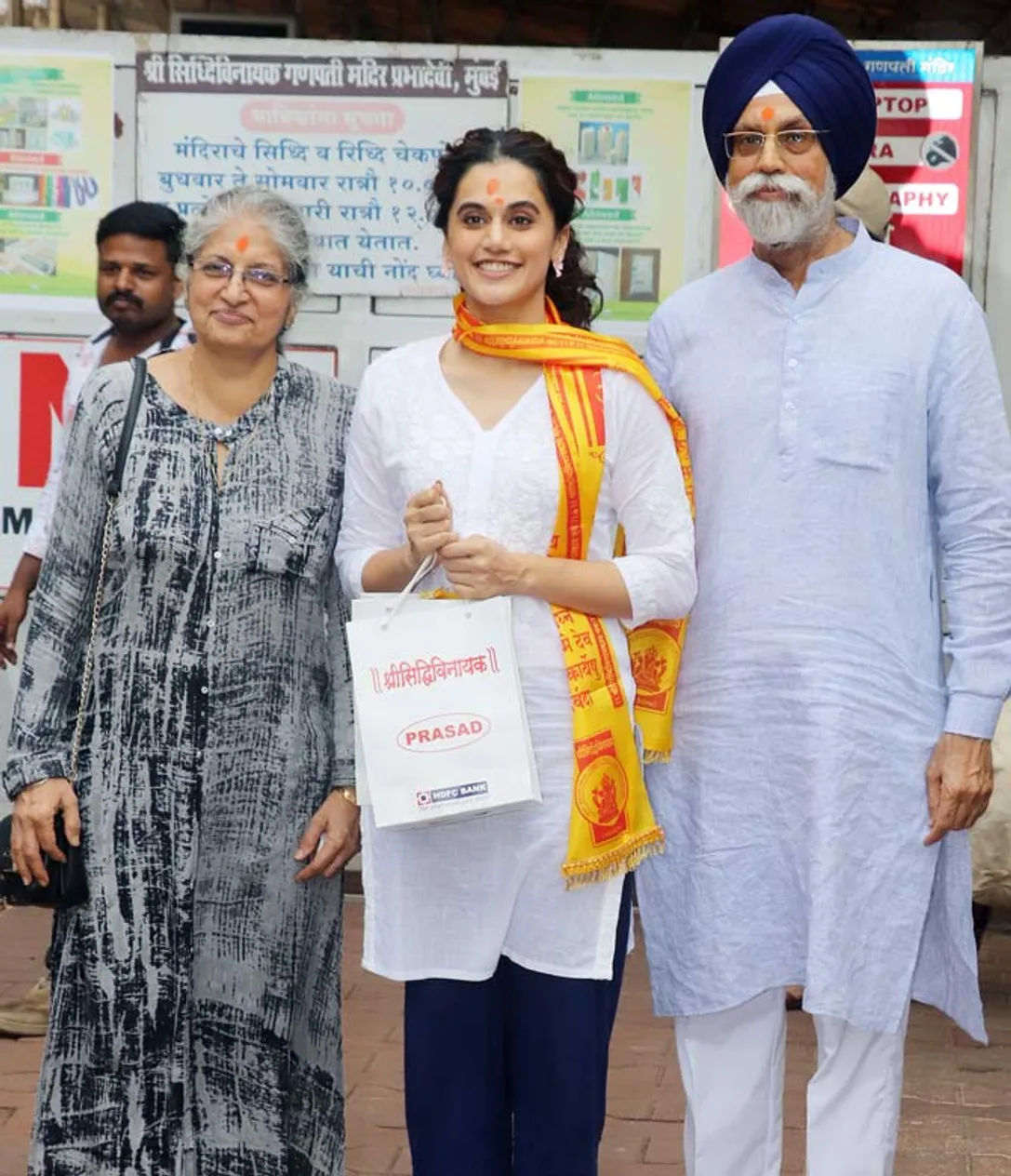 Taapsee Pannu and her parents visit Siddhivinayak Temple