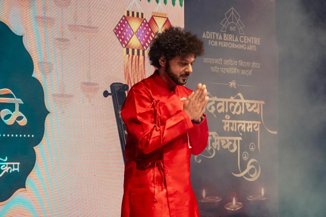 Mahesh Kale performs  5