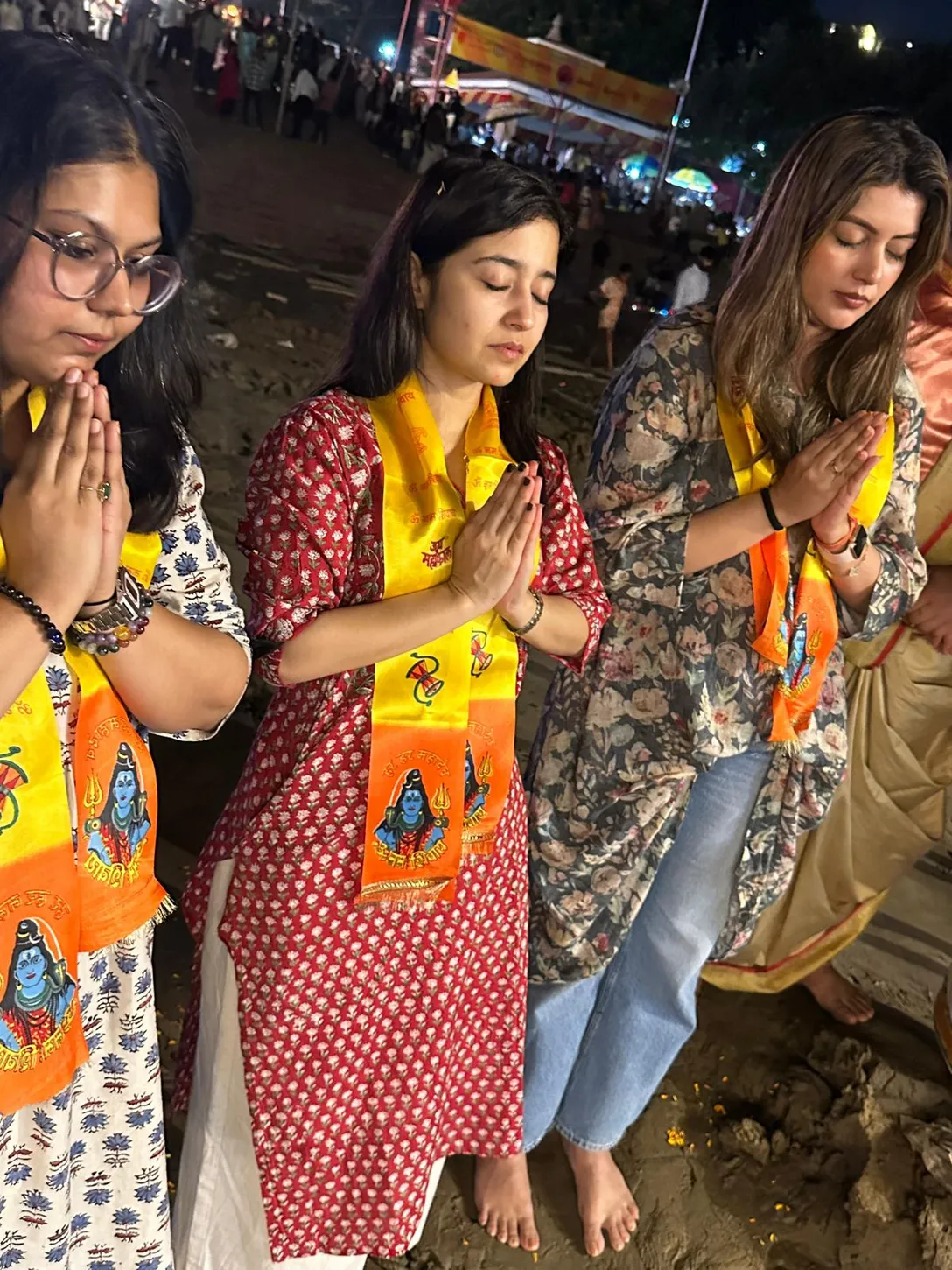 Shweta Tripathi Performs Puja at Ganga Ghat in Varanasi (2)