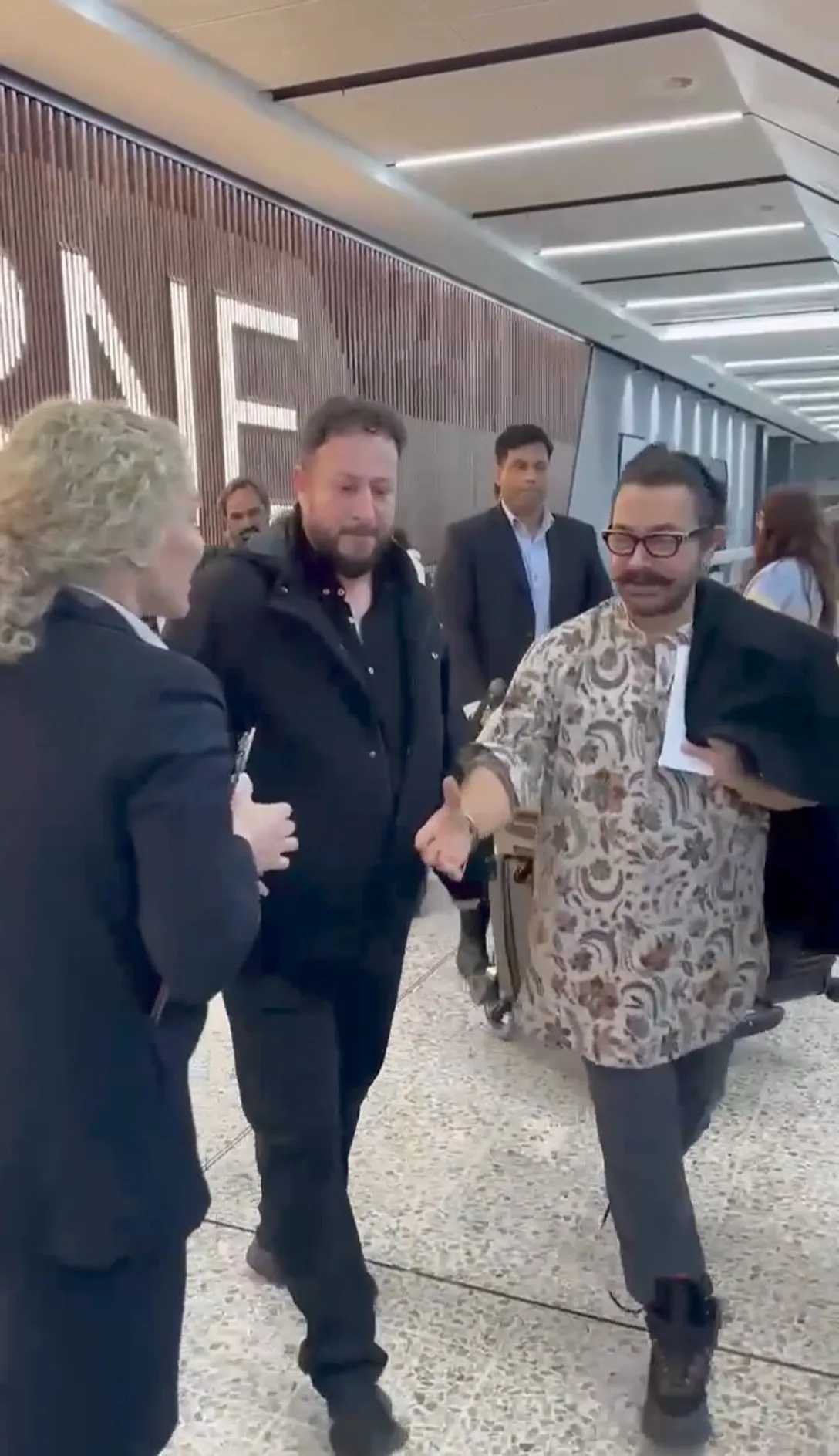Aamir Khan Arrives in Melbourne with Director Gauri Shinde (2)